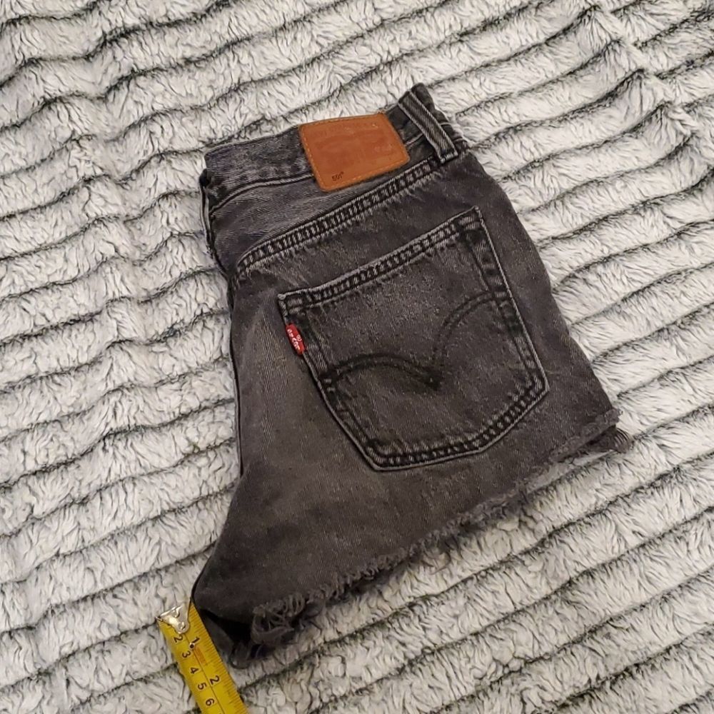 Distressed grayish black Levi's 501 jean shorts - Picture 5 of 10